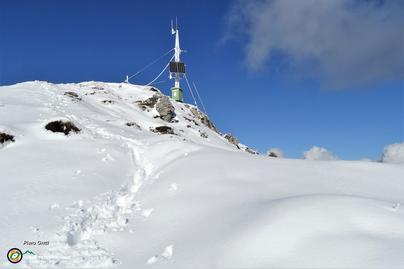 58 Ripetitore del soccorso alpino in vetta al Venturosa  rimesso a nuovo.JPG